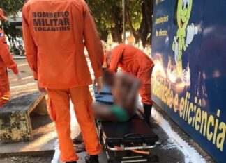 Vídeo mostra suspeito ateando fogo em homem que estava dormindo em praça