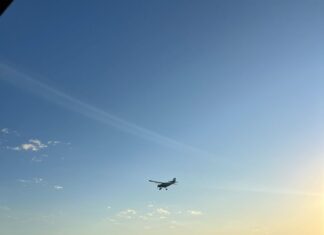 Avião faz voo rasante perto de lago e testemunhas contam que piloto passou debaixo de Palmas; assista
