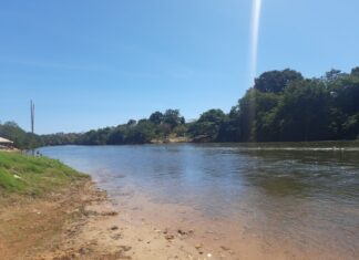 Ribeirinhos encontram corpo de homem preso em vegetação às margens de rio, diz PM