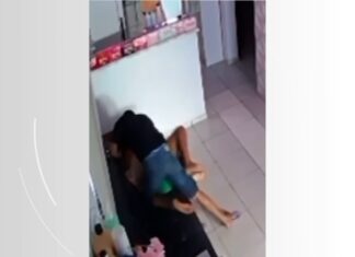 Suspeito de espancar ex-mulher enquanto ela estava no trabalho se apresenta em delegacia