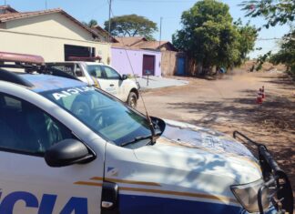 Mulher esfaqueada passou por cirurgia e está internada; mãe dela morreu e companheiro foi preso