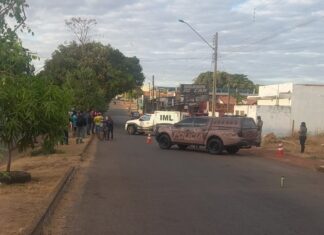 Corpos de homens assassinados a tiros enquanto andavam de moto são liberados do IML