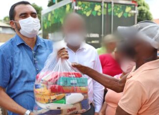 Governador do Tocantins entregou pessoalmente cestas básicas que teriam sido usadas para desviar dinheiro; VÍDEO