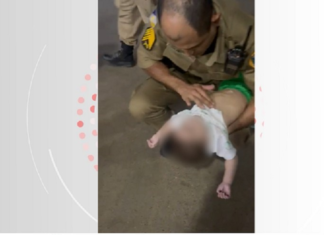 Bebê tem parada cardíaca após desembarcar de avião e é levado às pressas para hospital em viatura da polícia