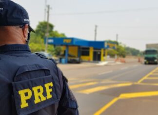 Jovem é preso com 18 kg de maconha dentro de mala após ônibus ser parado em posto da PRF