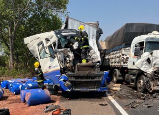 Engavetamento envolvendo três caminhões na BR-153 deixa uma pessoa ferida