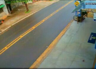 Vídeo mostra momento em que homem perde controle de moto e acerta poste de energia