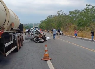 Acidente entre dois carros e um caminhão deixa mortos na BR-153