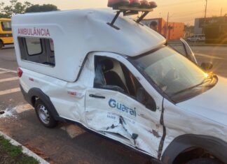 Ambulância tenta atravessar BR-153 e é atingida por caminhão; veja momento