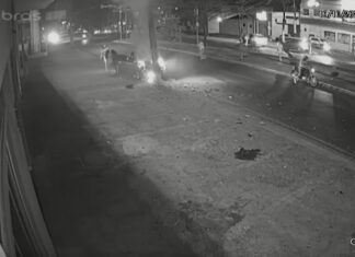 Câmera flagra momento em que carro bate em poste, pega fogo e casal é socorrido; PM diz que vítimas tinham bebido e discutido