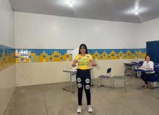 Janad Valcari vota em escola na região sul de Palmas