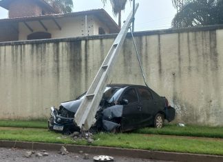 Motorista perde controle do carro, invade calçada e derruba poste de iluminação pública