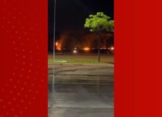 Poste pega fogo após queda de raio e moradores ficam sem energia