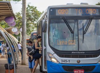 Passageiros reclamam de cobrança do transporte coletivo no feriado; gratuidade passou a valer em 2023