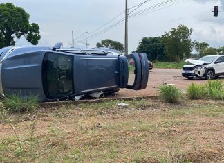 Carro elétrico fica tombado após batida em cruzamento sem semáforo em Palmas