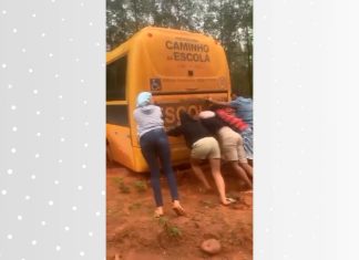 Enem 2024: Estudantes empurram ônibus atolado para conseguir chegar a local de prova