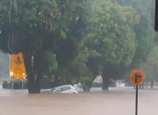 Veículos e lojas ficam debaixo d’água após forte temporal em Guaraí; veja vídeo