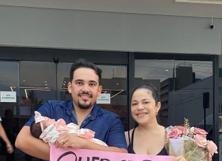 Cantor pede namorada em casamento na maternidade após nascimento da filha: ‘Nem perto de tudo que ela merece’