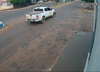 Câmera de segurança flagra momento em que torcedor é atropelado por caminhonete da Secretaria de Saúde Indígena