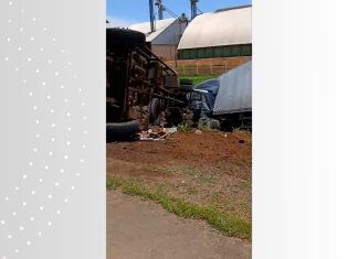 Acidente entre dois caminhões deixa uma pessoa gravemente ferida na BR-153