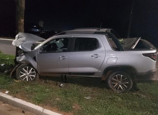 Motorista fica ferido após pneu estourar e carro bater em árvore
