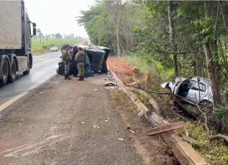 Dois homens morrem em acidente entre duas caminhonetes e um carro na BR-153