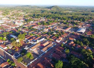 Três pessoas da mesma família são suspeitas da morte de idoso que ateou fogo em tapete de padaria durante surto, diz polícia