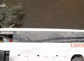 Imagens mostram ônibus destruído após cair de ponte dentro de rio e deixar três mortos