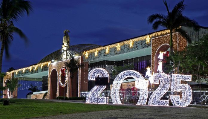 palacio-dos-tres-poderes-com-decoracoes-natalinas-2