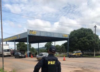 Acidente entre moto e caminhonete deixa um homem morto na BR-153