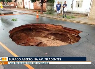 Cratera se abre em avenida após fortes chuvas e deixa trânsito bloqueado em Araguaína