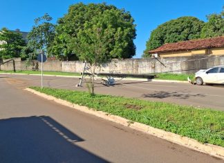 Motorista perde controle de carro e derruba três postes de energia