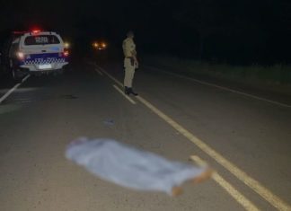 Jovem morre atropelado por caminhonete enquanto tentava atravessar rodovia