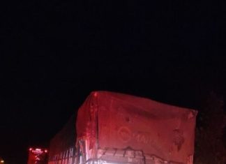 Ônibus fica com a frente destruída após bater na traseira de caminhão na BR-153