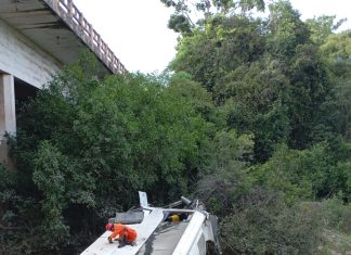 Ônibus cai de ponte e deixa mortos e feridos na BR-153