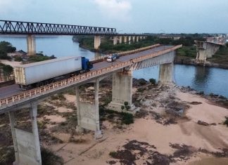 Governo pede que população evite contato com água do rio após queda de caminhão com ácido sulfúrico em ponte entre TO e MA