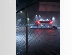 Ambulância com vítima de infarto fica enguiçada no meio de alagamento e é empurrada por moradores; VÍDEO