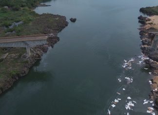Carro está há um mês preso em fenda de ponte que desabou entre Tocantins e Maranhão
