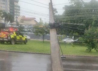 Forte chuva derruba poste e deixa quase 2 mil casas sem energia em Palmas