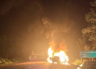 Carros pegam fogo após acidente na BR-153 e três pessoas ficam feridas
