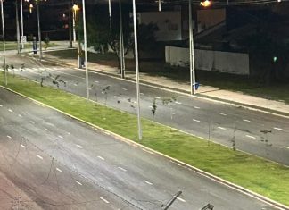 Motorista perde o controle, derruba poste e deixa mais de 3 mil clientes sem energia