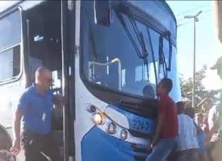 População ‘levanta’ ônibus para retirar motociclista que ficou preso após ser atropelado; VÍDEO