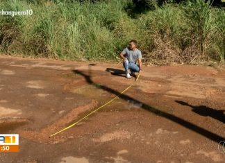 Morador usa fita métrica para medir buraco em avenida de Palmas: ‘Quatro metros’