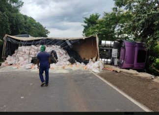 Caminhão tomba e bloqueia BR-153 no centro-oeste do estado