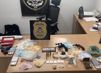 Polícia apreende armas, drogas e dinheiro em casa usada como boca de fumo e prende cinco homens em flagrante