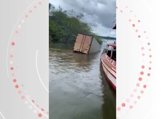 VÍDEO: caminhão com problemas mecânicos afunda em rio quando tentava entrar em balsa para travessia entre TO e MA