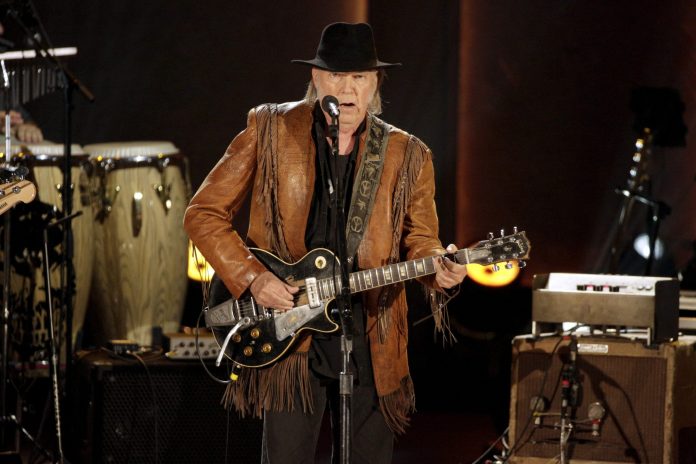 2020-08-04t222633z-1924236754-rc2a7i9i5nt8-rtrmadp-3-usa-trump-neil-young-scaled