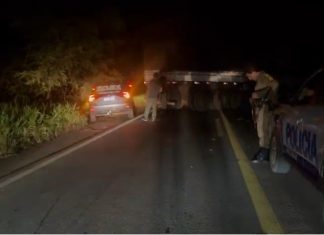 Carreta fica ‘presa’ em serra e deixa trânsito bloqueado por aproximadamente 12h na TO-080
