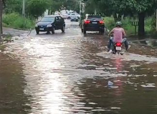 Motoristas enfrentam ruas e avenidas alagadas após forte chuva em Araguaína; veja vídeo