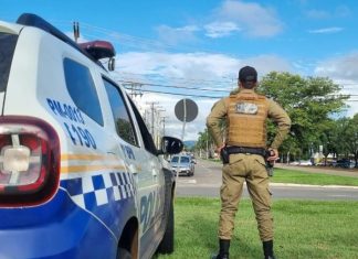 Motorista invade acostamento, atropela ciclista e foge sem prestar socorro, diz PM
